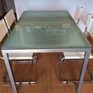 イタリア製のシンプルガラステーブルと白チェア４脚セット