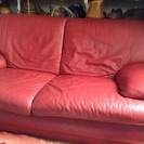 本革の赤いソファー