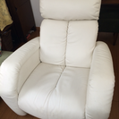 白い革製のソファ
