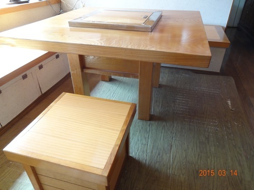 囲炉裏付きテーブル長椅子4点セット (かつぶい) 青山のダイニングセットの中古あげます・譲ります｜ジモティーで不用品の処分