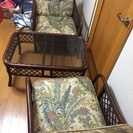 籐のローテーブルと椅子の3点セット 蟹江です