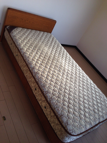 30万以上の高級シングルベッド マットレス、ベッドパット付き！