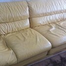 本革の大型ソファー