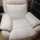 地面と平行まで調整できるソファ