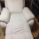 地面と平行まで調整できるソファ