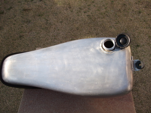 値下げしました。アルミ製ロードレーサー用？燃料タンク・コック・キャップ付き、もしかしたら・ヤマハTZ？・ホンダRS？流用にどうぞ 値下げしました。アルミ製ロードレーサー用？燃料タンク・コック