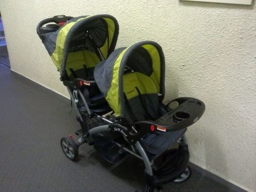ベビートレンド社の双子用にもシットアンドスタンドにもなるベビーカー！レインカバーもつけます！！