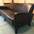 取り引き中  大きく長い本革の黒いソファ。背面も革です
