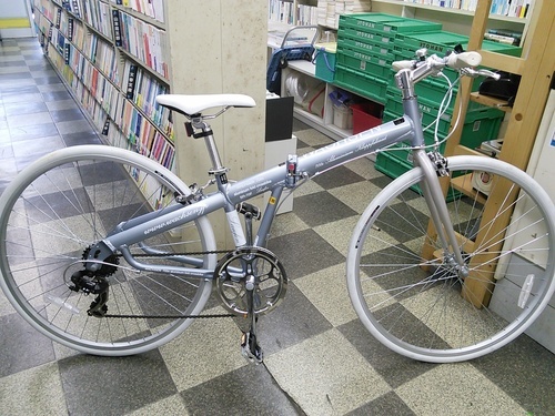 [1591]中古自転車　珍しいフルサイズ700Cの折りたたみ自転車　WACHSEN(ヴァクセン)　折りたたみ　クロスバイク　700×28C　6段変速　軽量アルミフレーム　状態良好　シルバー×ホワイ
