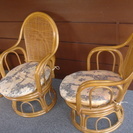 籐椅子が二つと机の三点セット