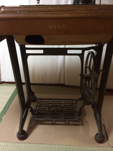 レトロ足踏みミシン　PINE社製　DIYでアンティークテーブルへの変身も 【値段交渉応じます】
