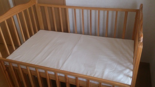 木製ベビーベッド＋マットレス＋掛け布団（カバー付）＋枕＋ベッドガード