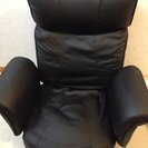 リクライニング機能と回転機能の付いた座椅子