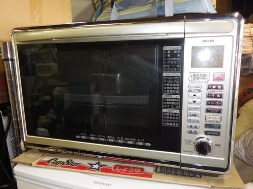 サンヨー　オーブンレンジ　フラットレンジ　蒸し容器付き　ゴールド調　EMO-FRS250