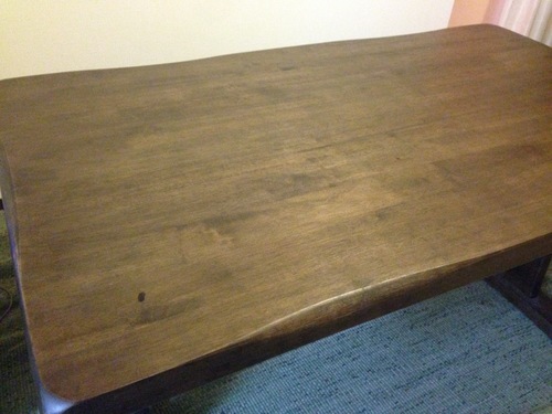 しっかりしたテーブルです。