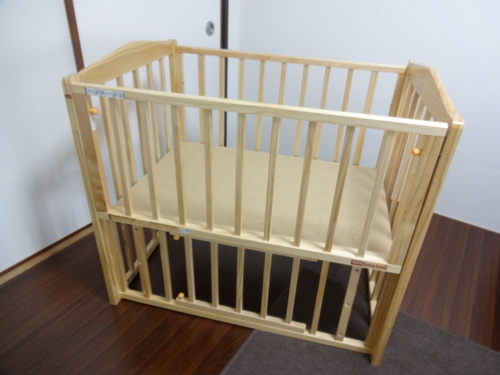 【お問い合わせいただいたので、受付終了させていただきます】【値下げ＋追加しました】ミニベビーベッド＋通常サイズの布団など、売ります。