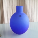 青い花瓶　ガラス製