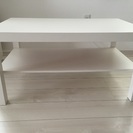 IKEAの白いリビングテーブル