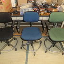 事務所の椅子です。色違い3個有ります。
