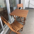 木製ガーデンテーブルと椅子2脚のセット
