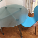 (取引完了)丸いガラステーブル+椅子2個