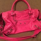 濃いめのピンクのバッグ