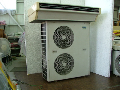 中古短期使用格安エアコン　短期３年使用　業務用冷暖エアコン　１０馬力。三相２００ｖ、三菱　空冷スリム　壁取付け　使用感少。