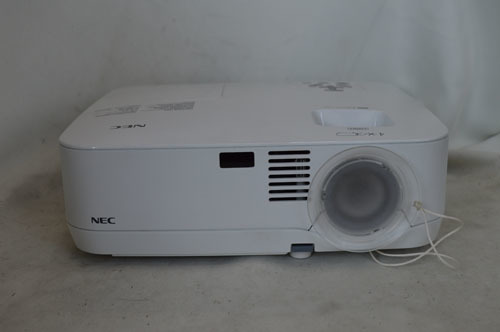 NEC プロジェクタ NP500 3000lm 真夏の夜空の元で映画鑑賞などいかがですか。