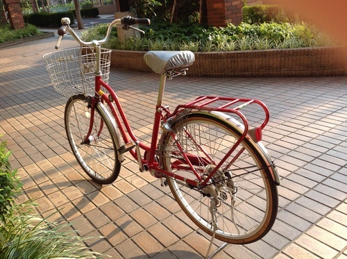 株式会社コア・ジャパンの自転車、26インチ、オートライト、6段変速、赤、3年使用、リアキャリア、スタンド付き