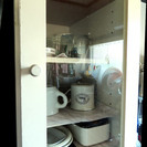 【無料】 食器棚：白 （隙間家具）、上段ガラス戸、中段引き出し、...