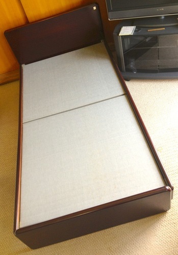 木製シングルベッド　茶色