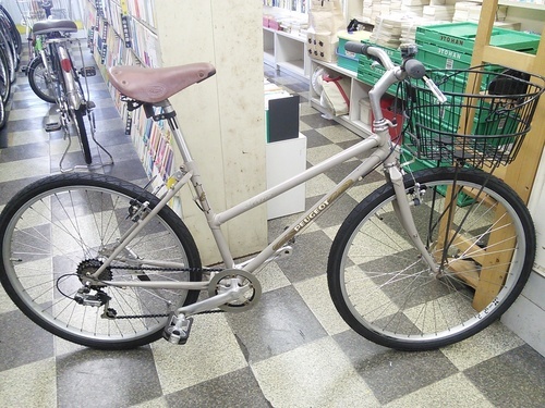 [1881]PEUGEOT Metro　プジョー メトロ　クロスバイク　26インチ　7段変速　カンチブレーキ　タイヤ新品　前カゴ付　ライトブラウン
