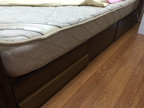 セミダブルのベッドです。引き出しが４つある使い勝手の良い高級ベッドです。