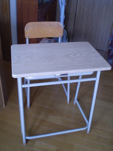 昔懐かしい学習机と椅子