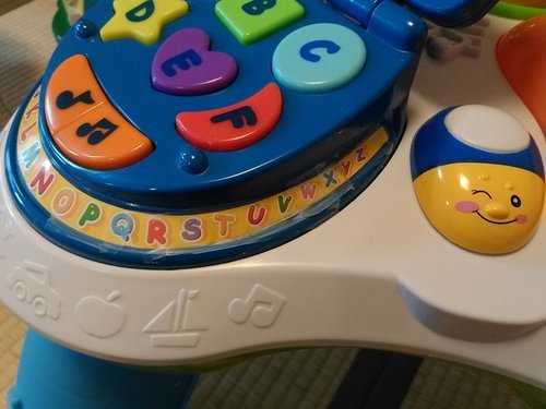 つかまり立ちを始めた赤ちゃんに フィッシャープライス おしゃべりバイリンガル テーブル みん 御殿山のおもちゃ 知育玩具 の中古あげます 譲ります ジモティーで不用品の処分
