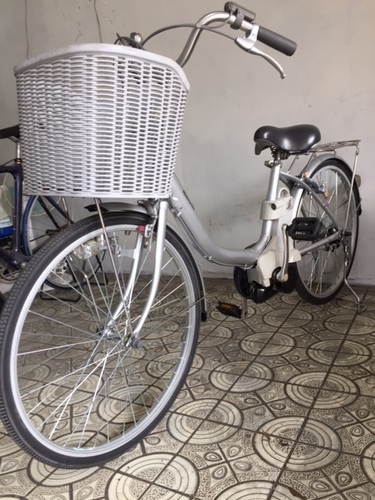 24インチ　パナソニック電動アシスト自転車　内装３段　シルバー中古（バッテリー、充電器）新品　スポーク前後新品張替え　鹿児島市より
