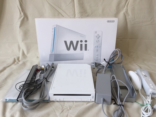 【値下げ】美品！☆任天堂Wii本体（白）+Wii Fit Plus（バランスWiiボード同梱版）