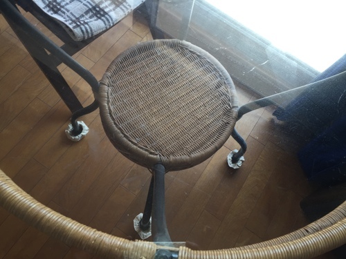 円形ガラステーブル　椅子１脚付きです。