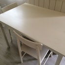 白く塗った椅子2脚とテーブル、難あり