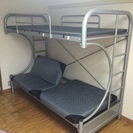 パイプ式の二段ベッドで、下段はソファーとしても使用可能