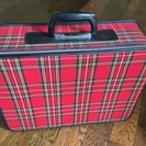 レトロな赤チェックのスーツケース