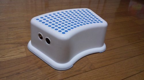 チャイルドシートと Ikea 子供用の踏み台です Kerosaku 大田のキッズ用品 車 用ジュニアシート の中古あげます 譲ります ジモティーで不用品の処分