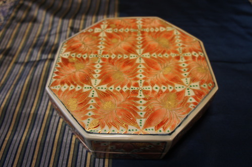 蓮華紋金襴手八角陶箱　内海市雅作