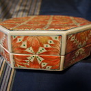 蓮華紋金襴手八角陶箱　内海市雅作