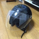 ジェット型の黒いヘルメットです。