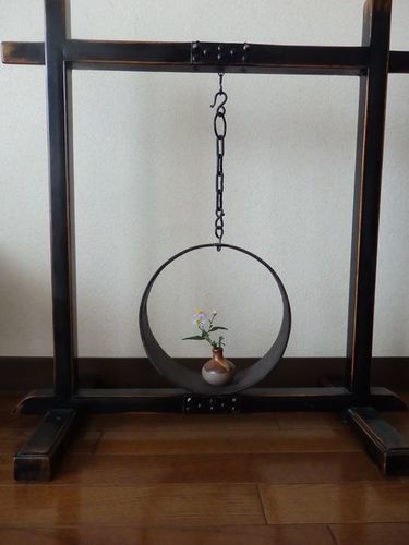 古木と鉄の飾り台