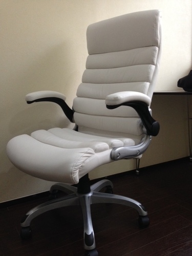 オフィスチェア（ホワイト）フカフカした座り心地　高さ調整可能