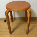 木製の丸椅子