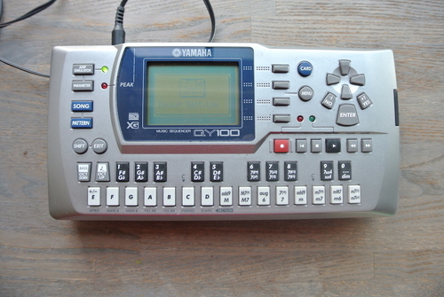 YAMAHA QY100（中古）　電源アダプター、説明書付き
