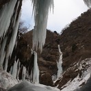 目の前に迫る氷の神殿、巨大なつららとしぶき氷を見に行こう！